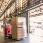 物流倉庫での搬出作業イメージ